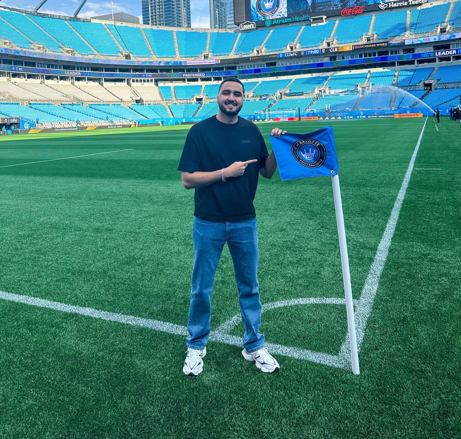 Jean en el campo de un estadio